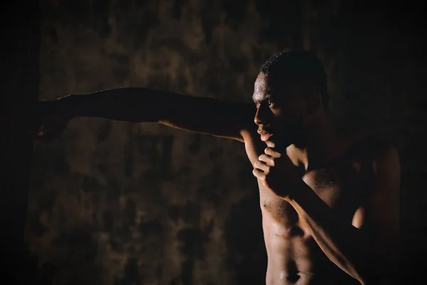 Knappe Shirtless Gespierde Afrikaanse Man Boxing Bokszak Donkere Kamer — Stockfoto