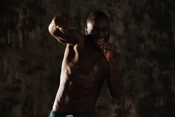 Shirtless Muscular Africano Hombre Boxeo Batalla Con Sombra — Foto de Stock