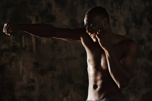 无衫男子肌肉发达的非洲男子拳击 与阴影的战斗 — 图库照片