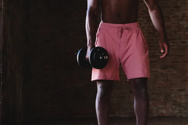一个肌肉发达 汗流满面的男人正在健身房训练 他举起了健身房的重量来增强肌肉 — 图库照片