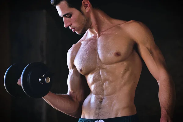 Musculoso Bonito Homem Fazendo Exercício Com Halteres — Fotografia de Stock