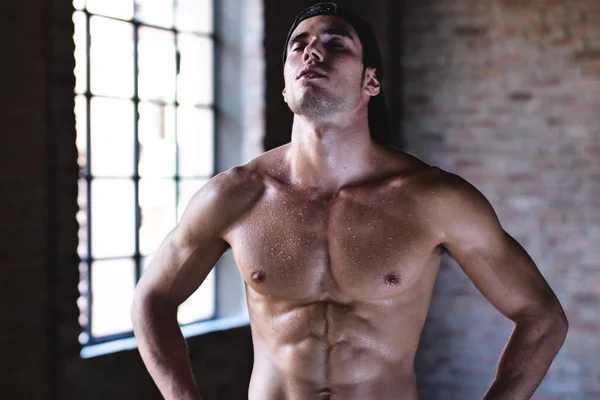 Homem Muscular Sem Camisa Janela Com Mãos Nos Quadris Olhos — Fotografia de Stock