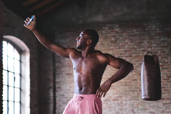 Shirtless Muscular Boxeador Africano Hombre Usando Smartphone Tomando Selfie Foto —  Fotos de Stock