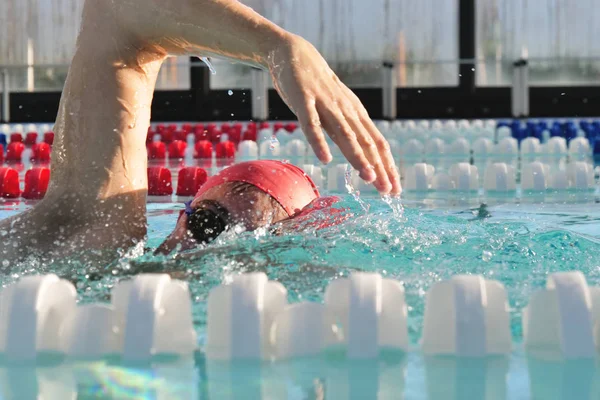 Nageur Professionnel Entraîne Avec Effort Dévouement Pour Gagner Course Nageant — Photo