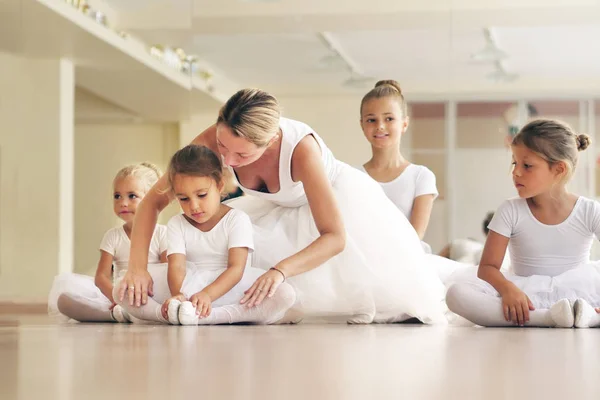 Professeur Danse Classique Enseigne Quelques Pas Son Jeune Élève Qui — Photo