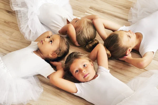 Vista Superior Quatro Dançarinos Deitados Pista Parquet Uma Escola Dança — Fotografia de Stock