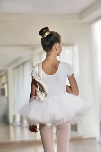 Retrato Una Chica Hermosa Una Escuela Baile Vistiendo Tutú Blanco — Foto de Stock
