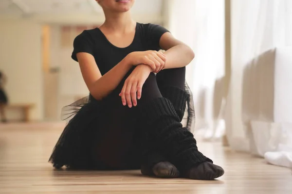 Potret Seorang Gadis Cantik Sekolah Tari Mengenakan Tutu Hitam Berlatih — Stok Foto