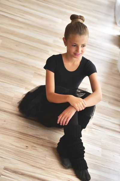 Retrato Uma Menina Bonita Uma Escola Dança Usando Tutu Preto — Fotografia de Stock