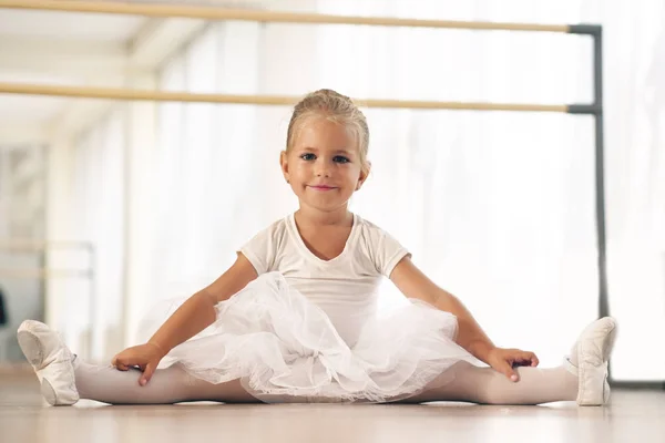 一个美丽非常年轻的女孩的肖像 在一所穿着白色短裙的舞蹈学校里 她独自训练学习新的舞步 热爱舞蹈 — 图库照片