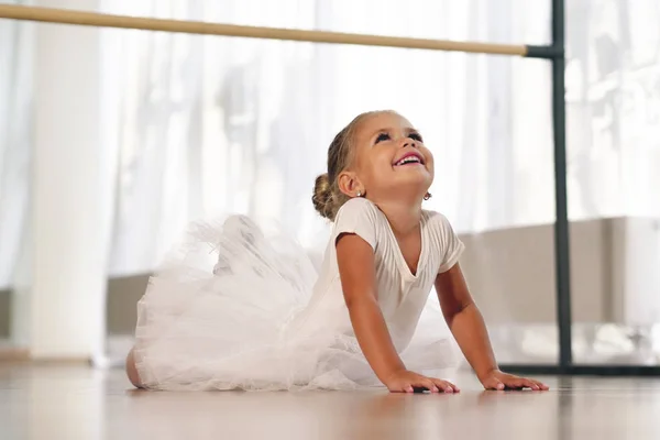 Porträt Eines Schönen Sehr Jungen Mädchens Das Einer Tanzschule Ein — Stockfoto