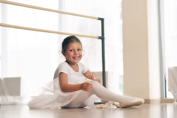 Potret Seorang Gadis Cantik Sekolah Tari Mengenakan Tutu Putih Berlatih — Stok Foto