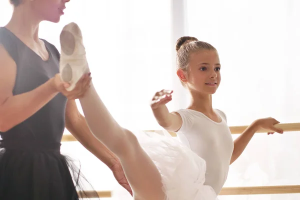 Вчитель Класичного Танцю Навчає Молодого Студента Який Хоче Навчитися Танцювати — стокове фото