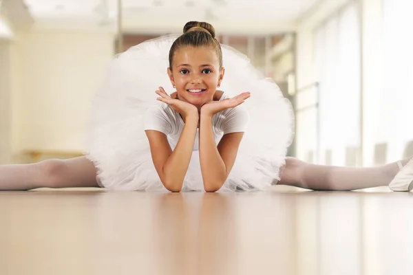 Portræt Smuk Pige Danseskole Iført Hvid Tutu Hun Træner Alene - Stock-foto