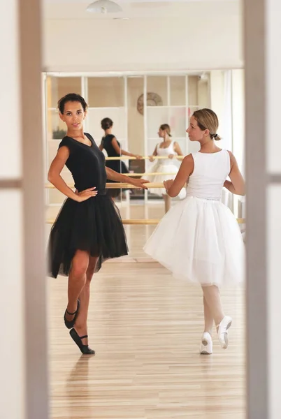 两个老师在舞蹈学校穿着白色和黑色的短裙的肖像一个美丽的概念 优雅和对舞蹈的热爱 — 图库照片