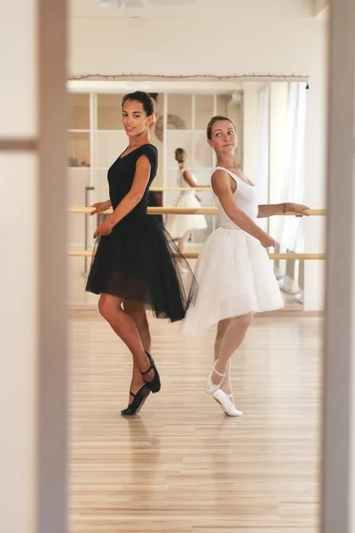 Retrato Dos Adolescentes Vistiendo Tutú Blanco Negro Una Escuela Baile — Foto de Stock