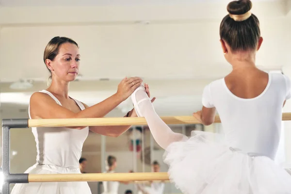 Klasik Dans Öğretmeni Bazı Adımlar Dinle Diğer Küçük Kızlar Dans — Stok fotoğraf