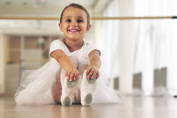在一所舞蹈学校里 一个穿着白色短裙的美丽女孩训练自己学习新的舞步 热爱舞蹈 — 图库照片