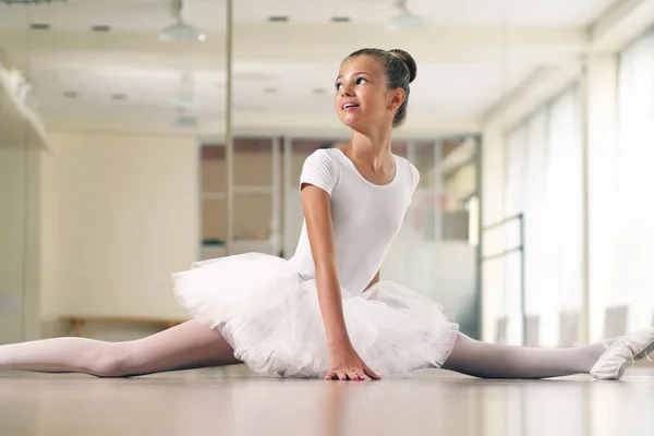 一个美丽女孩的肖像 在一所穿着白色短裙的舞蹈学校里 她独自训练学习新的舞步 热爱舞蹈 — 图库照片