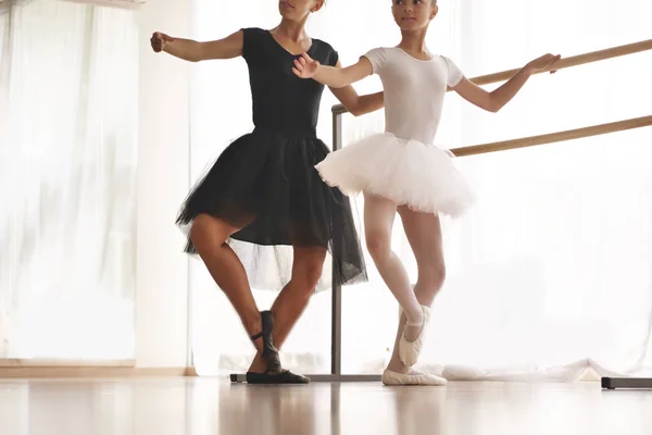 Professor Dança Clássica Ensina Alguns Passos Para Seu Jovem Estudante — Fotografia de Stock