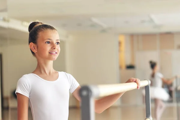 Retrato Uma Menina Bonita Uma Escola Dança Vestindo Tutu Branco — Fotografia de Stock