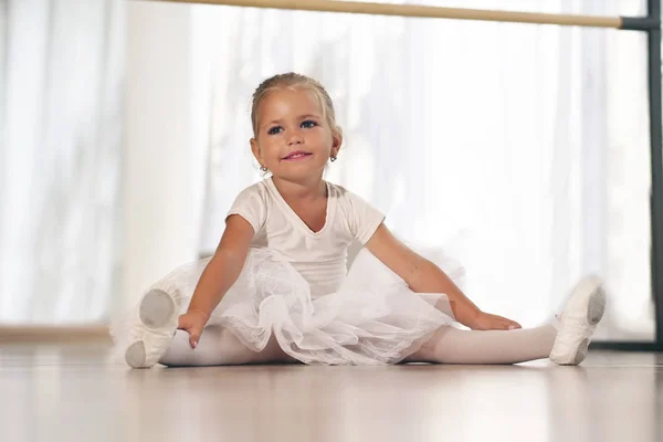 在一所舞蹈学校里 一个穿着白色短裙的美丽女孩训练自己学习新的舞步 热爱舞蹈 — 图库照片