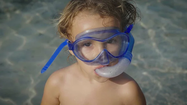 Retrato Uma Linda Menina Brincando Mar Bonito Sorrindo Uma Máscara — Fotografia de Stock