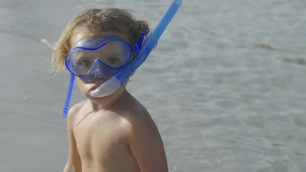 Retrato Uma Linda Menina Brincando Mar Bonito Sorrindo Uma Máscara — Fotografia de Stock