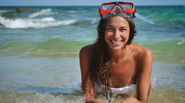 Красива Молода Жінка Посміхається Морі Щаслива Купальнику Масці Дайвінгу — стокове фото