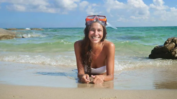 Красива Молода Жінка Посміхається Морі Щаслива Купальнику Масці Дайвінгу — стокове фото