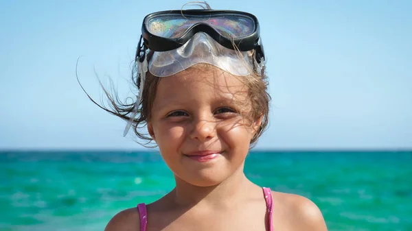 Denizde Yüzme Için Maskeli Gülümseyen Şirin Oynayan Güzel Küçük Kız — Stok fotoğraf