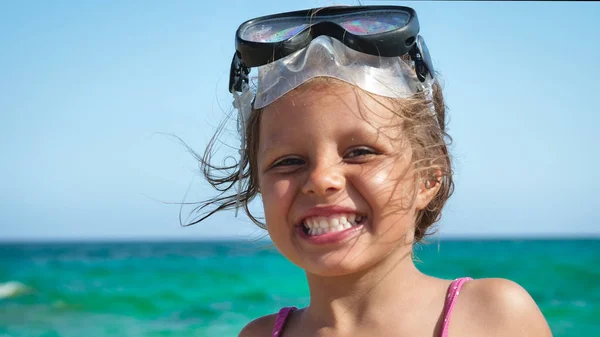 Menina Bonita Brincando Mar Bonito Sorrindo Uma Máscara Para Nadar — Fotografia de Stock