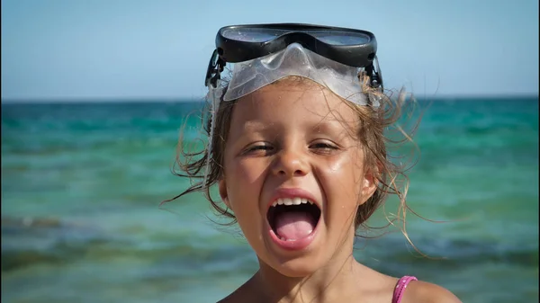 Menina Bonita Brincando Mar Bonito Sorrindo Uma Máscara Para Nadar — Fotografia de Stock