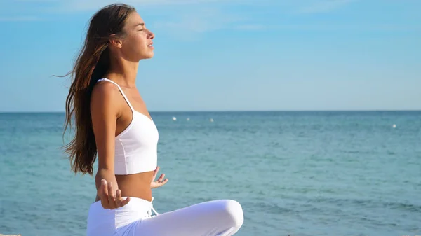 Vista Lateral Mujer Haciendo Yoga Aire Libre Equilibrio Concepto Relajación — Foto de Stock
