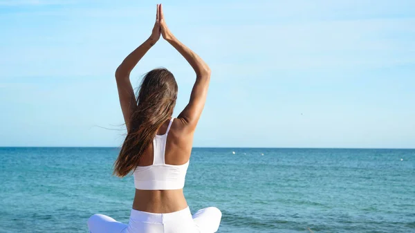 Vista Posterior Mujer Haciendo Yoga Aire Libre Equilibrio Concepto Relajación — Foto de Stock