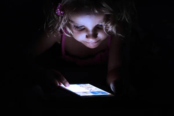 Potret Seorang Gadis Kecil Anak Menggunakan Tablet Malam Hari Konsep — Stok Foto