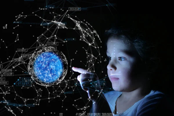 一个小女孩用她的手指按在她面前 明亮的未来主义图形出现 儿童安全 — 图库照片