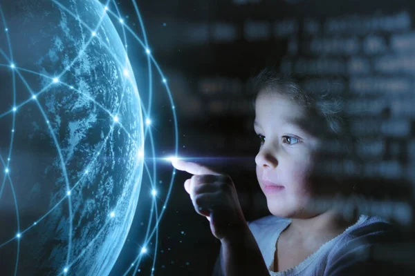 Menina Toca Mundo Virtual Com Conexões Multimídia Conceito Futuro Comunicação — Fotografia de Stock