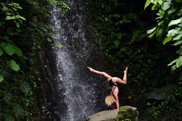 Blonde Vrouw Doet Yoga Bij Waterval Handstand Pose Stockafbeelding