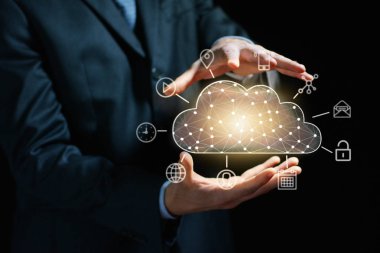 Futuristik grafik ile görünen simgesini arşivleme bulut bir işadamı bakar önünde, onu, yakın çekim. Kavramı: bağlantı, siber güvenlik, holografi, gelecek.