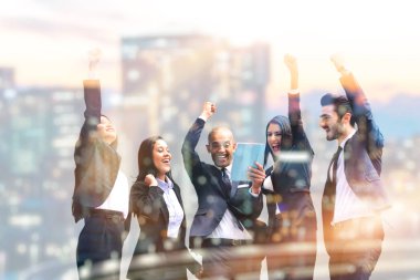 beş kişi için iş ve finans, takım, pazarlama ve finans iş ve kar fırsatları kavramı mutluluk övünmek
