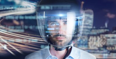bir adam bir motosiklet kask giyiyor. gelecekteki yol ve ulaşım için uygulanan teknoloji kavramı.