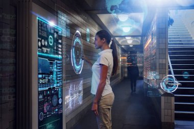 n bir metro, bir kadın bir futuristik dijital platform ve ona onu yolculuğa yardımcı olabilir özellikleri futuristik grafik tıkladığında. Kavramı: gelecekte, teknoloji, kentsel
