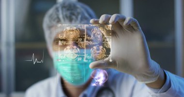 Bir doktor, cerrah, bir teknolojik inceliyor dijital holografik plaka temsil hastanın vücut, kalp akciğer, kaslar, kemikler. Konsept: Futuristik tıp, dünya yardım ve gelecek