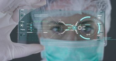 Şırınga ile fütüristik bir doktor bir sıvı ilaç geri çekti ve bir hologram bir gezegenin görünür. Konsept: Tıp dünya, tıbbi bakım, gelecek, küresel rakip ilaç firmaları.