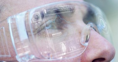 futuristik bir arayüze hologram ile gözlük gözlük takan adam
