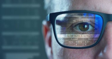 kısmi gözlük, göz ve futuristik bir arayüze hologram cam yüzey üzerinde giyen adam görünümünü 
