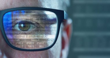 kısmi gözlük, göz ve futuristik bir arayüze hologram cam yüzey üzerinde giyen adam görünümünü 