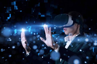 Yeni teknolojiler: bir işadamı için artırılmış gerçeklik futuristik bir işlemci kullanır. yüksek teknoloji ve iletişim kavramı.