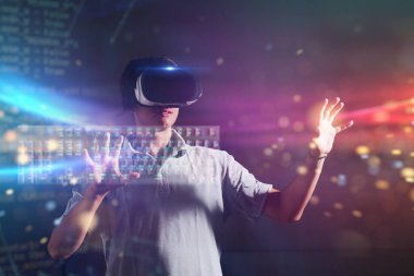 yeni teknolojiler, bir çocuk için artırılmış gerçeklik futuristik bir işlemci kullanır. yüksek teknoloji ve iletişim kavramı. oyun